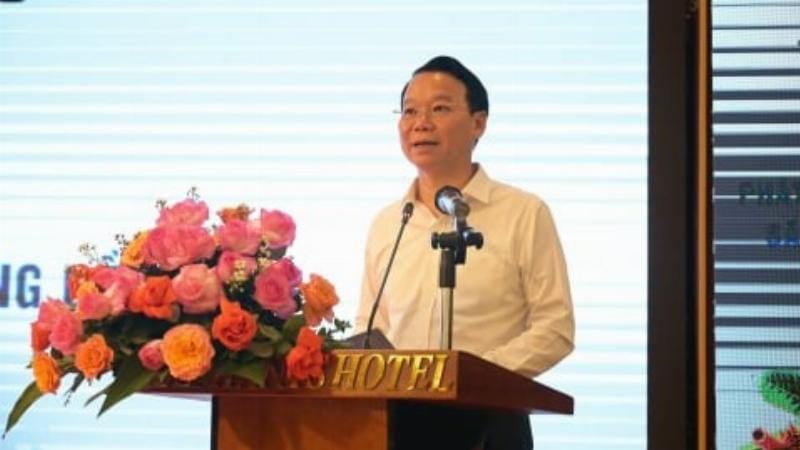 Một kỹ sư địa kỹ thuật đang kiểm tra và đánh giá tình trạng đất sụt tại hiện trường, đưa ra khuyến nghị hợp lý